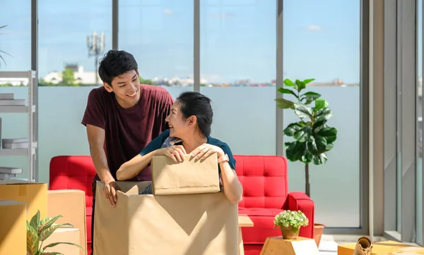 Unga Asiatiska Par Flyttar Lägenhet Flyttdagen Och Firar Flytten Till — Stockfoto