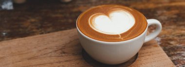 Beyaz fincanda sıcak kahve, tahta tepside fotokopi uzayı ile. Sancak kapağı tasarımı