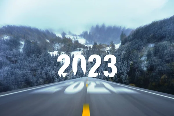 2023 Yılbaşı Konseptine Geçelim Eski Yılın 2022 Numarası Ortayoldaki Otoyolda — Stok fotoğraf