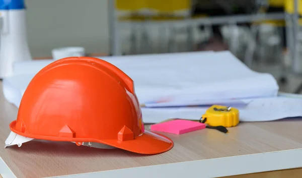 Cascos Seguridad Duros Sombreros Equipo Construcción Plano Sobre Mesa Trabajador — Foto de Stock
