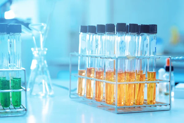 Rader Laboratorieprovrör Vetenskapliga Glasvaror För Kemisk Forskning Laboratorieforskning Bakgrund — Stockfoto