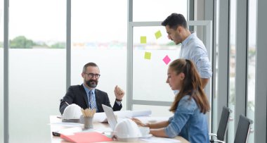 İnşaat mühendisi ve mimar kontrol planı ofis çalışanları konferans sitesinin planıyla çalışıyor. Mimari proje için mühendis ekibi toplantısı. İnşaat Konsepti