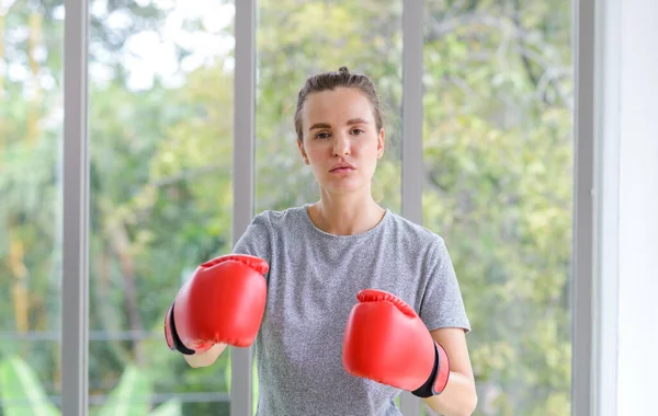 Retrato Jovem Mulher Desportiva Fitness Sportswear Com Luvas Boxe Vermelho — Fotografia de Stock
