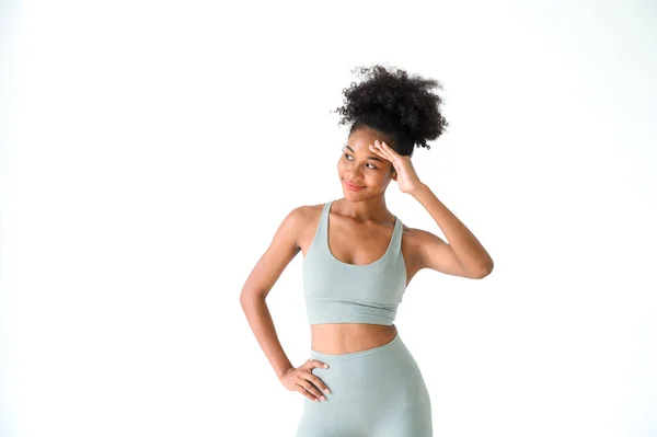 Piękna Młoda Afroamerykanka Pozowanie Ubrania Fitness Izolowane Białym Tle Koncepcja — Zdjęcie stockowe