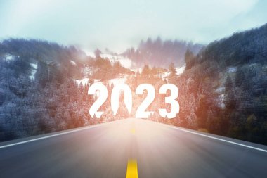 2023 yılbaşı konseptine geçelim. Yeni Yıl Kutlama Kartın 2023, Mutlu Yeni Yıl 2023 Yoldaki boş asfalt yolda çam ormanının içinden geçen mektuplar