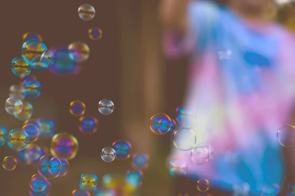 Счастливый Маленький Мальчик Стоит Дует Мыльные Пузыри Открытом Поле Летнее — стоковое фото