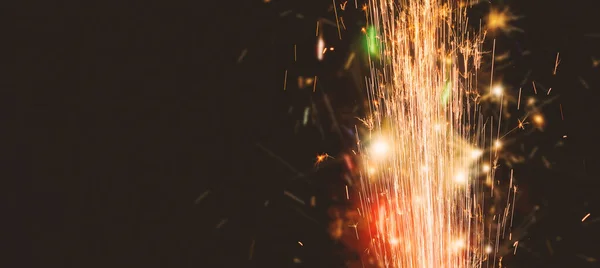 燃え上がるフレアや炎をコピースペースで背景に明るい火花と煙で閉じ込めます お祝いのイベントコンセプト 夜に爆発する花火 — ストック写真