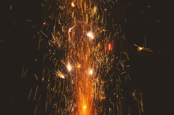 用明亮的火花将燃烧的照明弹或火焰关闭 并在背景上用复制空间吸烟 节日活动的概念 烟火在夜间爆炸 — 图库照片