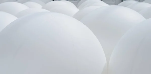 Bir Tören Sırasında Büyük Beyaz Baloların Katmanı Arka Plan Için — Stok fotoğraf