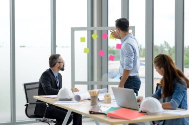 İnşaat mühendisi ve mimar kontrol planı ofis çalışanları konferans sitesinin planıyla çalışıyor. Mimari proje için mühendis ekibi toplantısı. İnşaat Konsepti