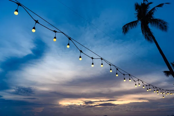 Glühbirnen Auf Drahtdekoration Beim Party Event Festival Strand Bei Sonnenuntergang — Stockfoto
