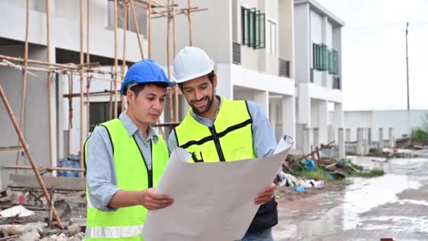 Construction Engineer Architect Check Plan Working Blueprint Construction Site Safety — Vídeo de Stock