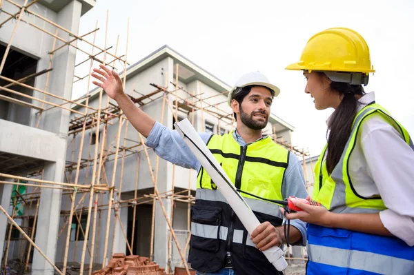 Young Attractive Construction Man Woman Vests Helmets Working Construction Building — Zdjęcie stockowe