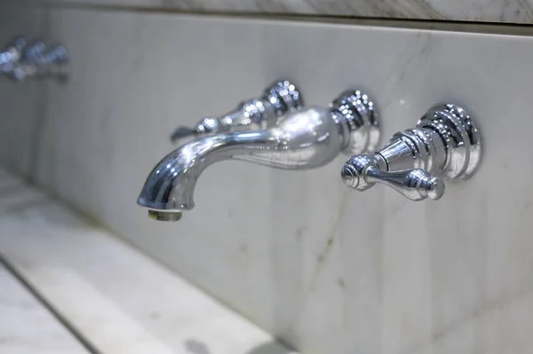 Водопроводный Кран Хромированный Кран Раковинами Белого Мрамора Концепция Гигиены — стоковое фото