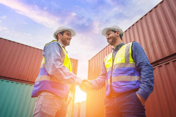 Zwei Containeringenieure Mit Weißer Mütze Und Sicherheitswesten Beim Erfolgreichen Händedruck — Stockfoto