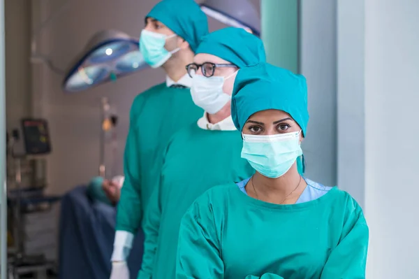 Multi Kulturális Sebészeti Orvos Csapat Portréja Zöld Kabátban Keresztbe Tett — Stock Fotó