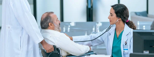 Old Patient Man Sitting Wheelchair While Young Female Doctor Using — Stock Photo, Image