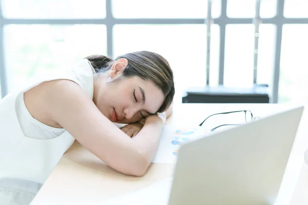 Joven Mujer Negocios Con Exceso Trabajo Durmiendo Con Ordenador Portátil — Foto de Stock
