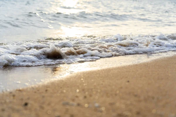 Zeewater Zachte Golf Crashen Zandstrand Kust Zomer Bij Zonsondergang Tijd — Stockfoto