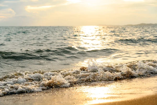 Die Weiche Welle Des Meerwassers Kracht Sommer Bei Sonnenuntergang Auf — Stockfoto