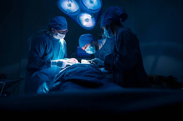 Grupo Médicos Quirúrgicos Concentrados Que Trabajan Con Pacientes Quirúrgicos Quirófano — Foto de Stock