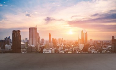 Alacakaranlıkta Bangkok kentinin manzarası ve ufuk çizgisi boş beton zemin manzarası