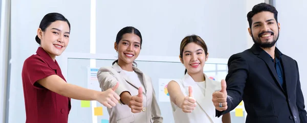 Jovens Empresários Asiáticos Sorriem Mostram Polegares Olhando Para Câmera Orgulhoso — Fotografia de Stock