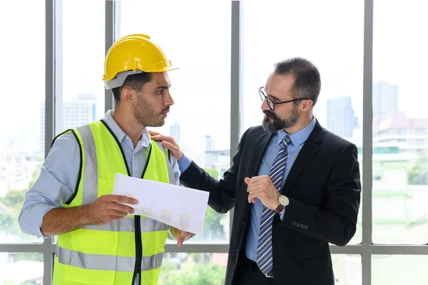 Inżynier Budowlany Kamizelce Kasku Dyskutuje Kierownikiem Budowy Stojąc Placu Budowy — Zdjęcie stockowe