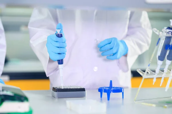 在实验室工作的男性科学家 使用微型管道对医用手部进行检测分析 医学科学实验室 生物技术研究人员 — 图库照片