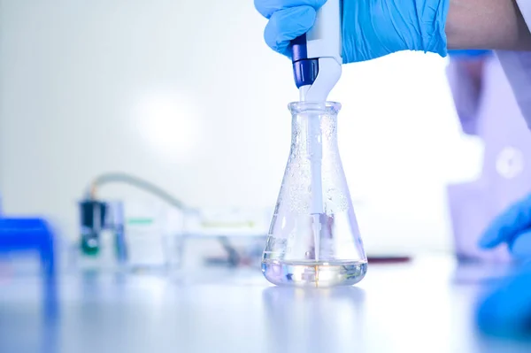 研究室で働く男性科学者 クラウドアップ医療用ハンドは 試験分析のために液体で試験管を充填するためにピペットを使用します 基礎生物学研究室 生命科学研究所 — ストック写真