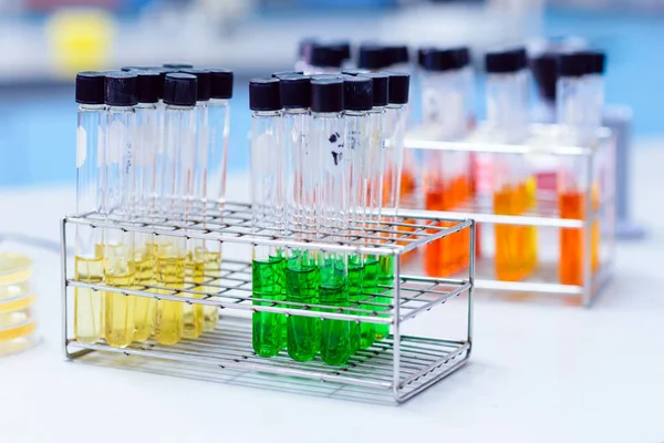実験室試験管の列 化学用科学用ガラス製品 研究室研究の背景 — ストック写真