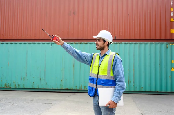 Foreman Trzymający Krótkofalówkę Ładujący Kontenery Frachtowca Eksport Transport Logistyczna Koncepcja — Zdjęcie stockowe