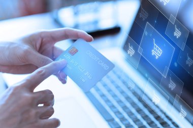 İnternetten alışveriş konsepti. Kredi kartı tutan bir kadın, internetten online alışveriş siparişleri alan bir kadın. İş teknolojisi
