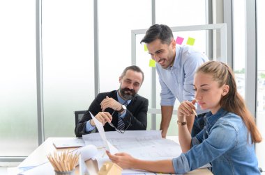 İnşaat mühendisi ve mimar kontrol planı ofis çalışanları konferans sitesinin planıyla çalışıyor. Mimari proje için mühendis ekibi toplantısı. İnşaat Konsepti