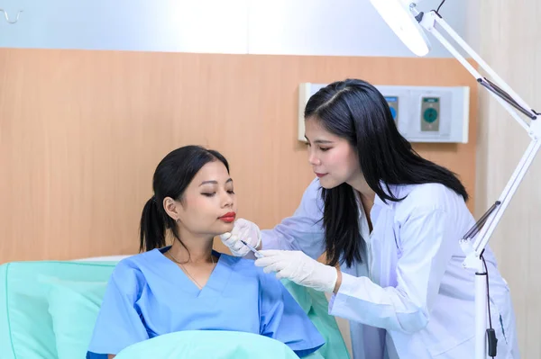 Vrouwelijke Arts Cosmetoloog Injecteert Een Plamuur Wang Van Vrouw Van — Stockfoto