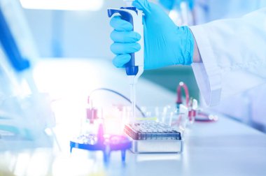Laboratuvarda çalışan erkek bilim adamı. Test analizi için mikro pipeti kullanarak tıbbi eli bulut. Tıp ve Biyoteknoloji Araştırmacıları için Bilimsel Laboratuvar