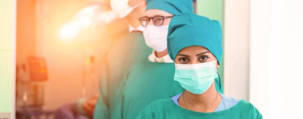Retrato Del Equipo Médico Quirúrgico Multicultural Escudo Verde Brazos Cruzados — Foto de Stock