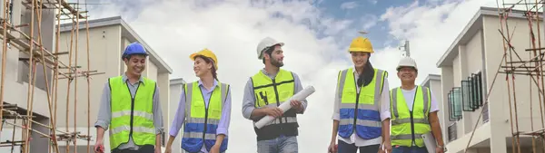 Group Happy Contractors Engineers Formats Safety Vests Helmets Stand Construction — ストック写真