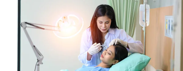 Kadın Kozmetik Uzmanı Hastanın Kadınının Yanağına Dolgu Yapıyor Kozmetoloji Kavramı — Stok fotoğraf