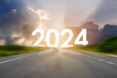 2024 yılına git. Yeni Yıl Kutlama Kartı 2024, Mutlu Yeni Yıl 2024 Otoyolda asfalt yolu üzerinde gün batımlı ya da asfalt yol üzerinde gün doğumu ışığı olan boş asfalt yolda yazılan mektuplar.