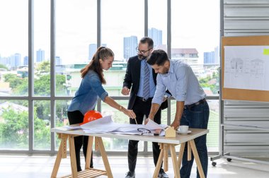 İnşaat mühendisi ve mimar kontrol planı ofis çalışanları konferans sitesinin planıyla çalışıyor. Mimari proje için mühendis ekibi toplantısı. İnşaat Konsepti