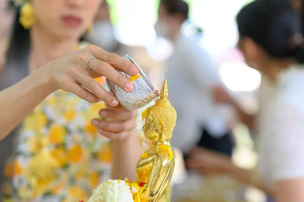 Festiwal Songkran Tajski Nowy Rok Żeńska Dłoń Trzymająca Srebrną Miskę — Zdjęcie stockowe