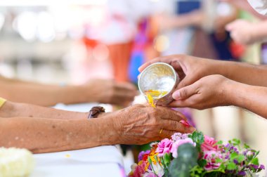 Tayland yeni yıl kutlaması, Rot Nam Dam Hua, yaşlıların geleneksel kutlaması. Songkran töreni
