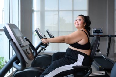 Asyalı aşırı kilolu kadınlar spor yaparken spor salonunda spor yapıyorlar. Sağlıklı ve Fitness konsepti. Kilo verme egzersizi, sağlıklı yaşam tarzı konsepti