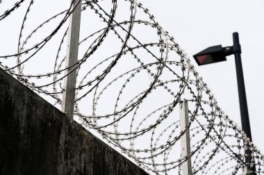 Yasak bölgede gökyüzüne karşı dikenli tel örgü.