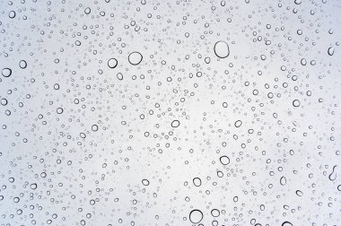 Camdaki yağmur damlaları, açık penceredeki yağmur damlaları