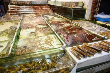 Hong Kong pazarında çeşitli taze deniz ürünleri. Turistler arasında popüler bir yemektir.