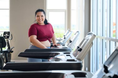 Spor giyimli Asyalı şişman kadınlar spor salonunda koşu bandında koşuyorlar. Kilo verme egzersizi, sağlıklı yaşam tarzı konsepti