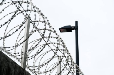 Yasak bölgede gökyüzüne karşı dikenli tel örgü.