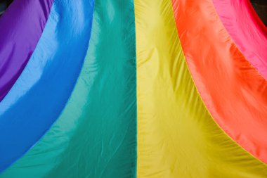 Kumaş desenli gökkuşağı aşk sembolü veya LGBT gurur konsepti. Onur ayı festivalin arka planını kutluyor